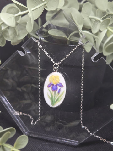 Cameo Pendant Necklace Yellow & Purple