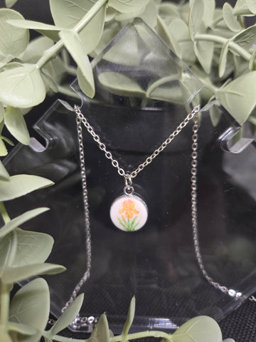 Cameo Pendant Necklace round Orange