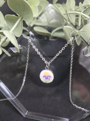 Cameo Pendant Necklace round Purple & Yellow